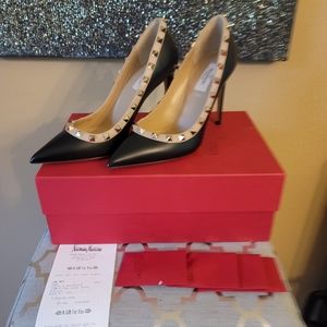 100% AUTH NIB Valentino rock stud heels. sz 37
